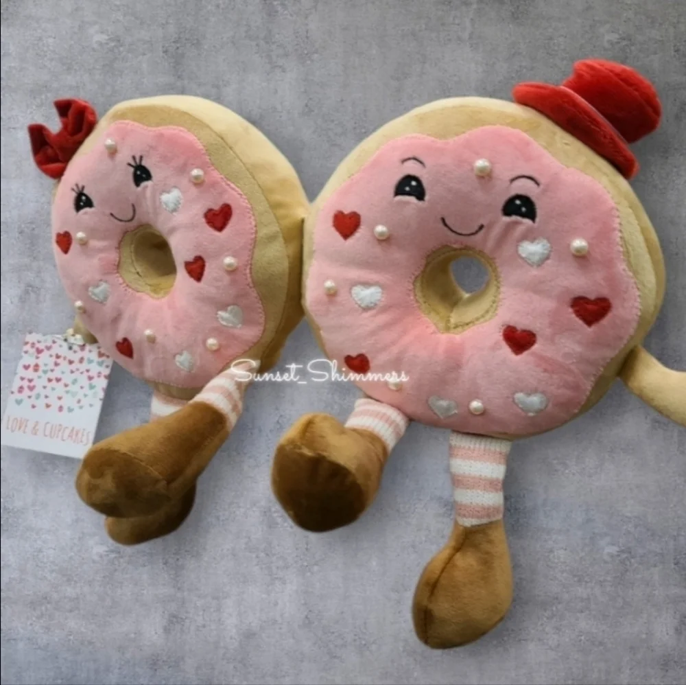 Valentines Day Couple Pink Donut Pair w/ Hearts & Pearls Shelf Sitter Decor NEW